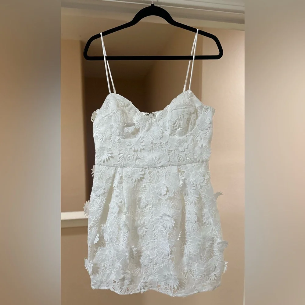NWT Showpo Attilie Mini‎ Dress Sweetheart Bustier3D Floral Lined White. Size 8. - Picture 3 of 6